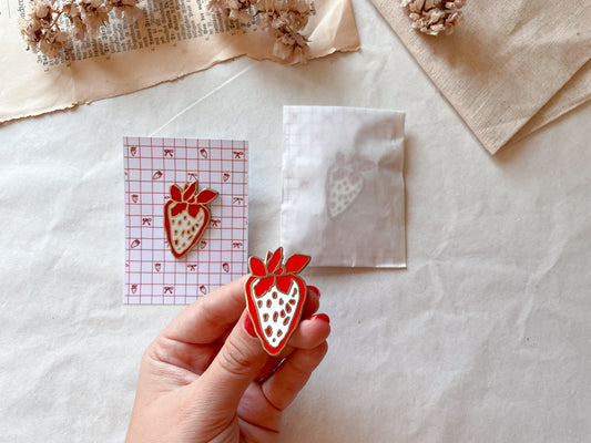Erdbeere Pin, Enamel Pin - samesjournal