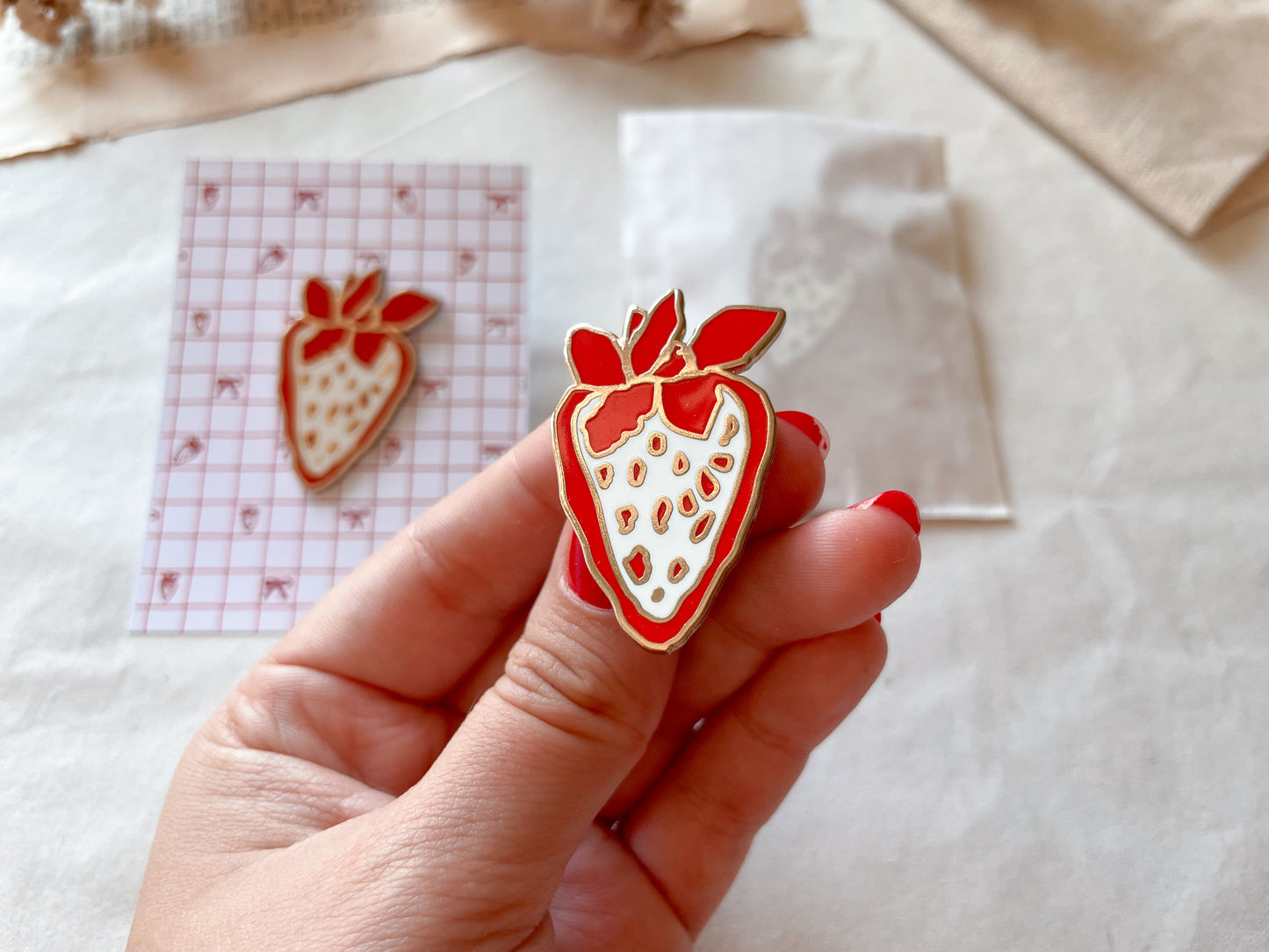 Erdbeere Pin, Enamel Pin - samesjournal