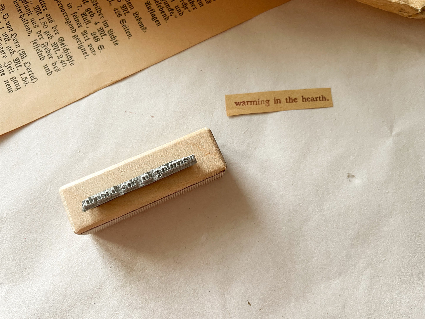 Tampon en bois « réchauffant dans le foyer ».