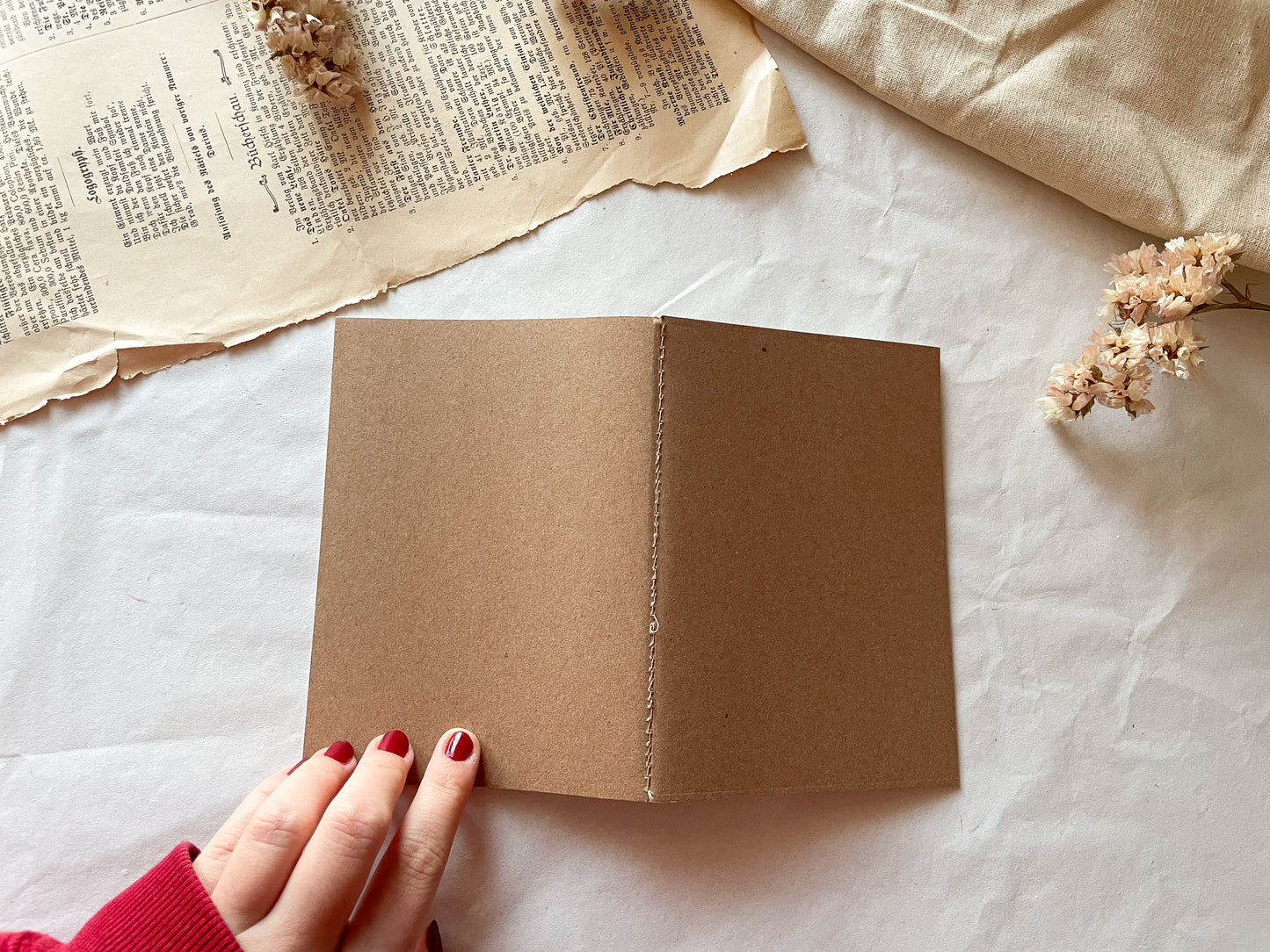 Handgemachtes Journal mit verschiedenen Papieren