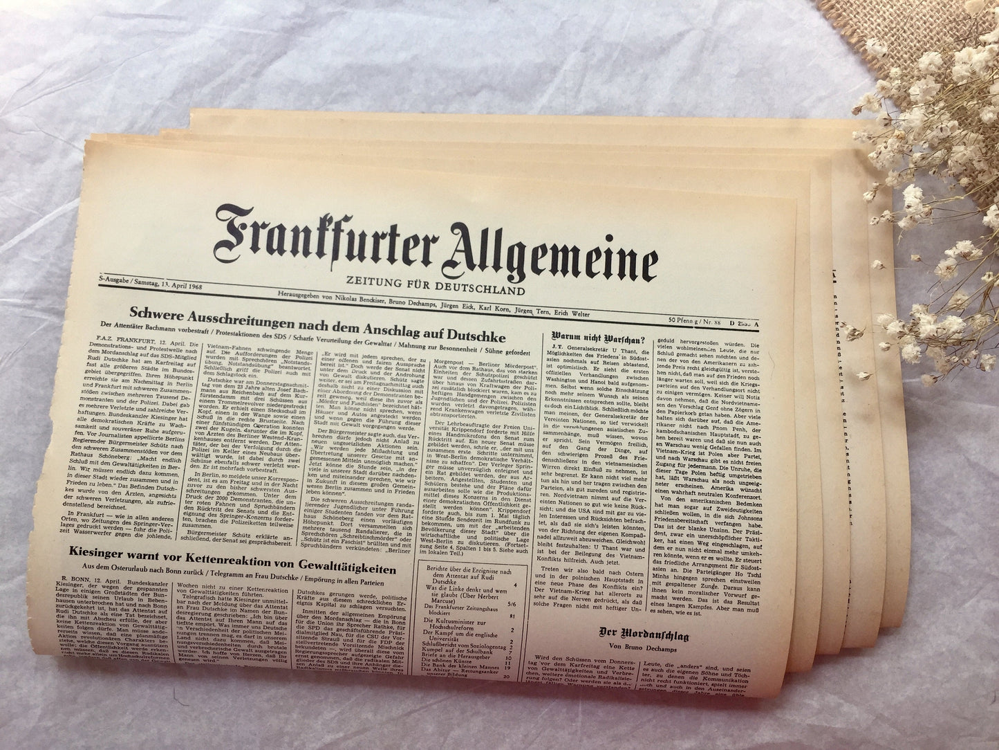 Vintage Zeitung aus altem Buch - samesjournal