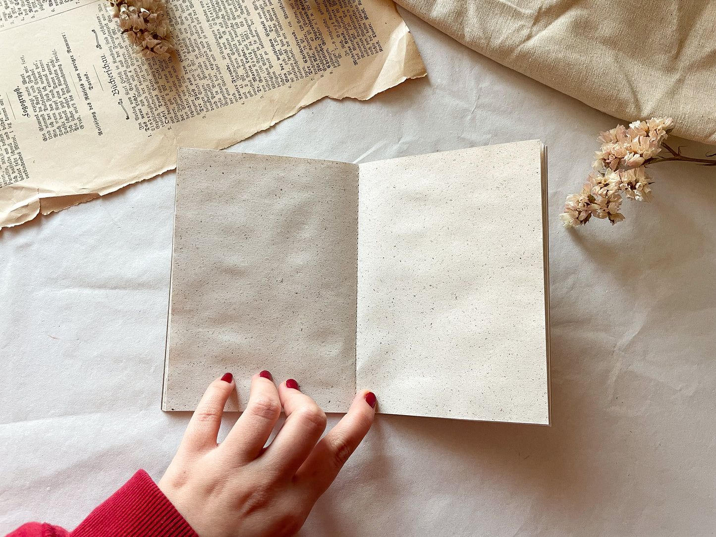 Handgemachtes Journal mit verschiedenen Papieren