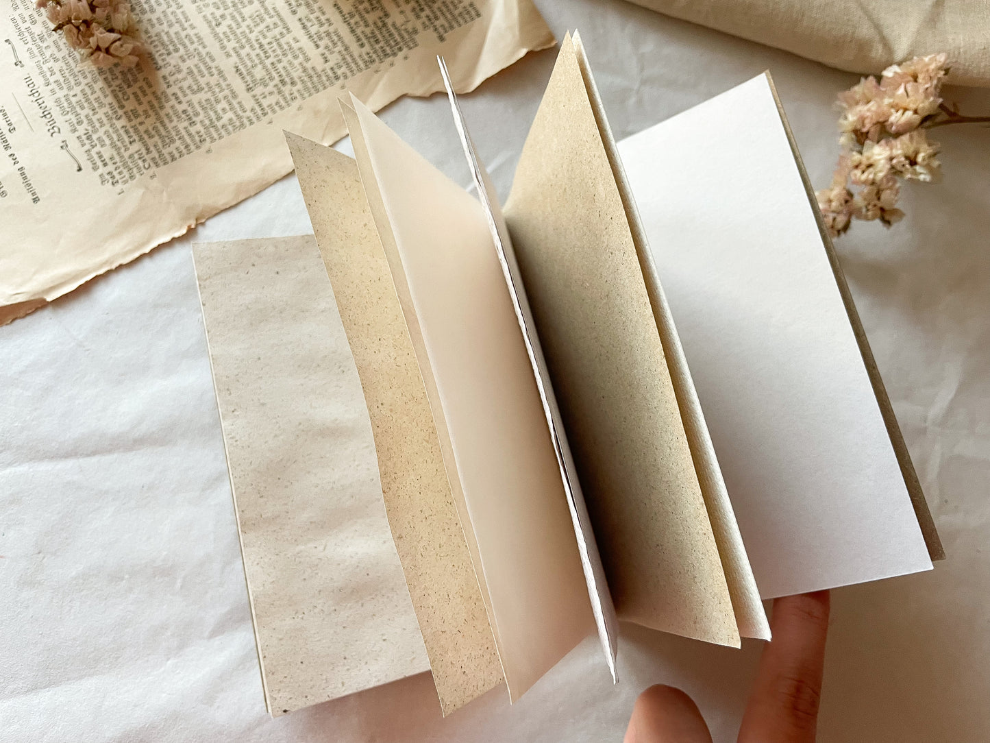 Handgemachtes Journal mit verschiedenen Papieren