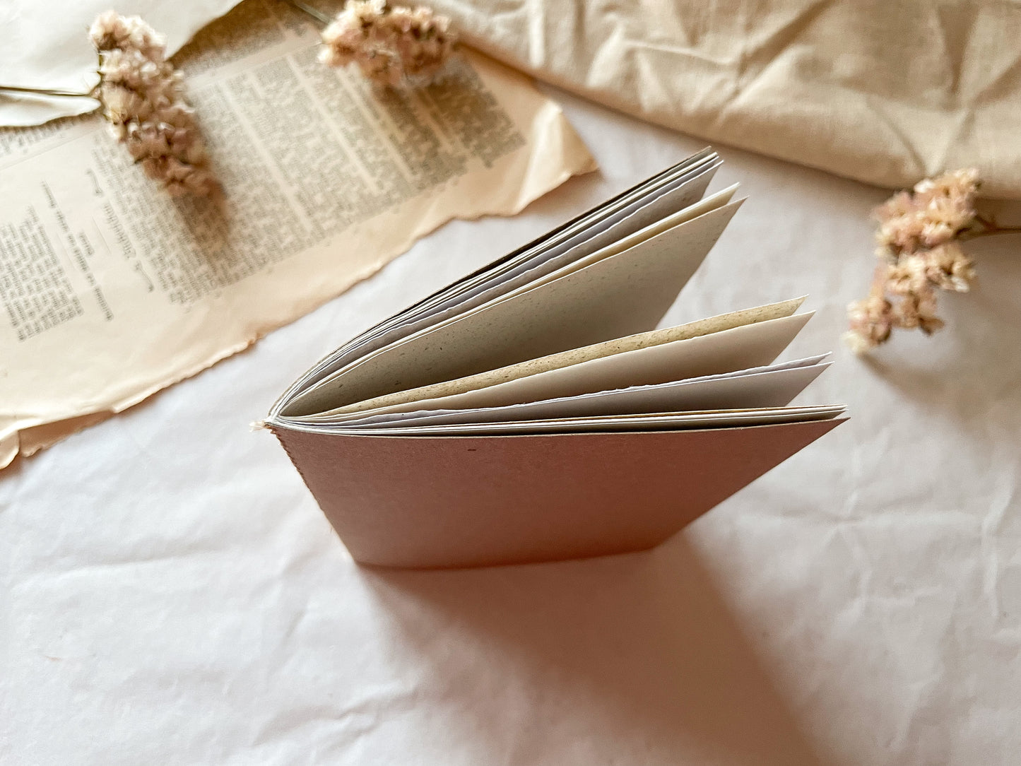 Handgemachtes Journal mit verschiedenen Papieren