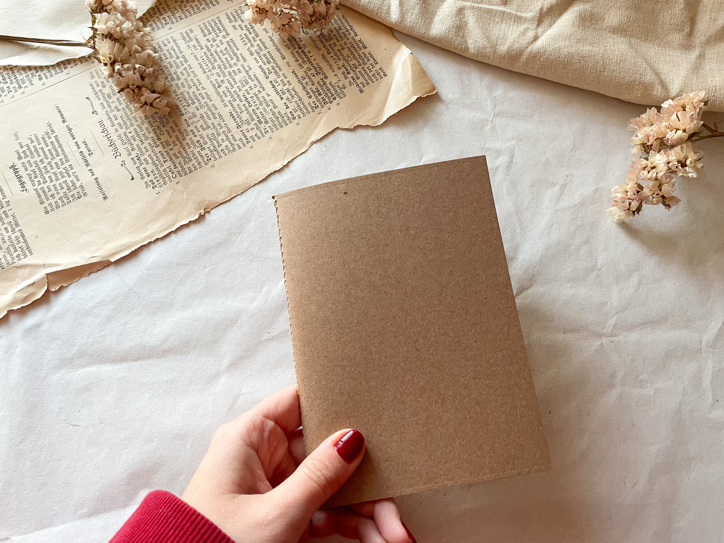 Handgemachtes Journal mit verschiedenen Papieren