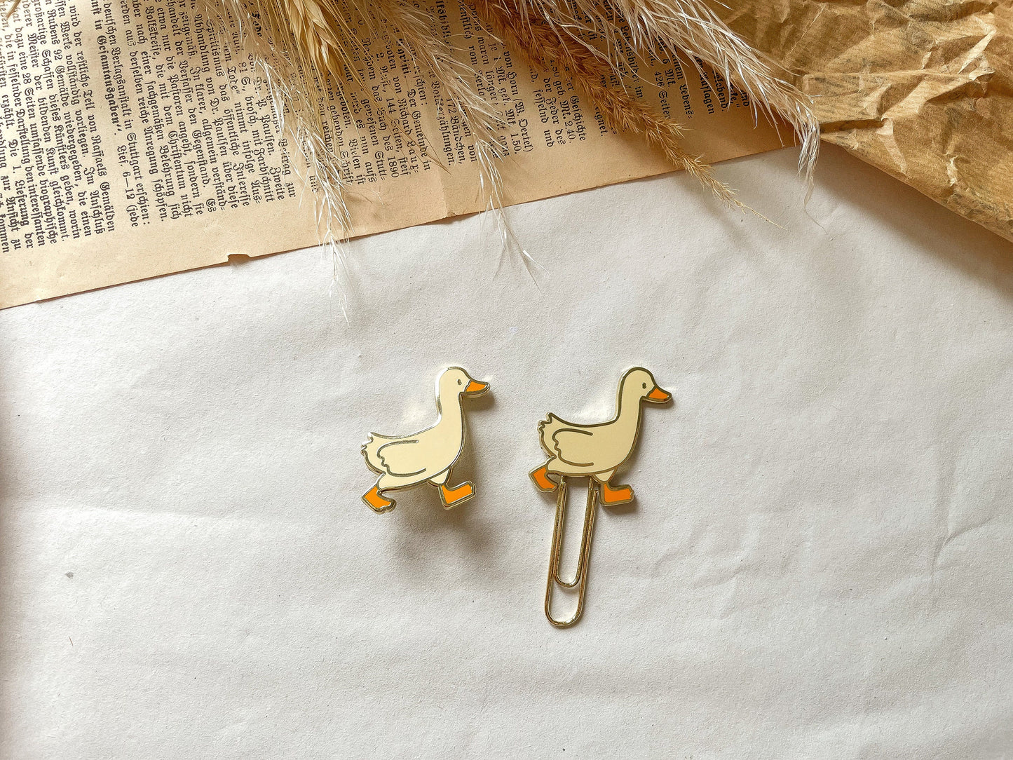 Gänse Pin, Enamel Pin, Paper clip, Goose - samesjournal