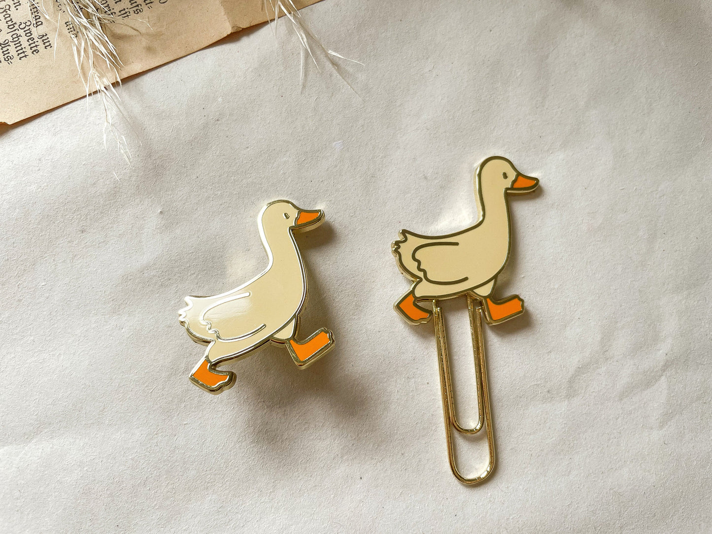 Gänse Pin, Enamel Pin, Paper clip, Goose - samesjournal