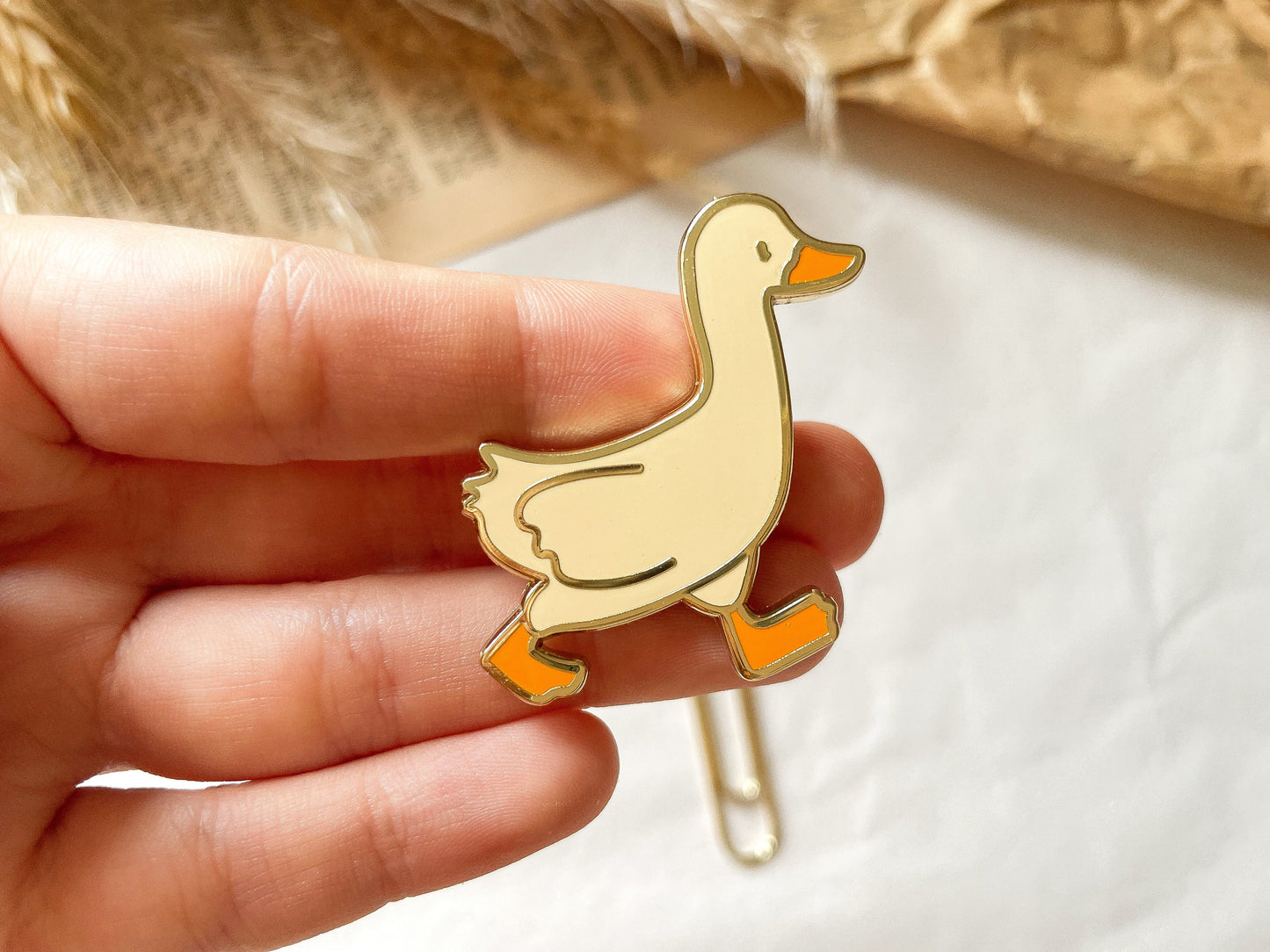 Gänse Pin, Enamel Pin, Paper clip, Goose - samesjournal